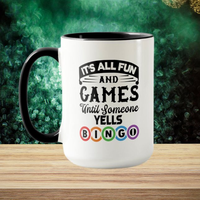 Caneca engraçada Bingo word art adiciona monograma (Criador carregado)