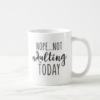 Caneca engraçada de Adulting das citações