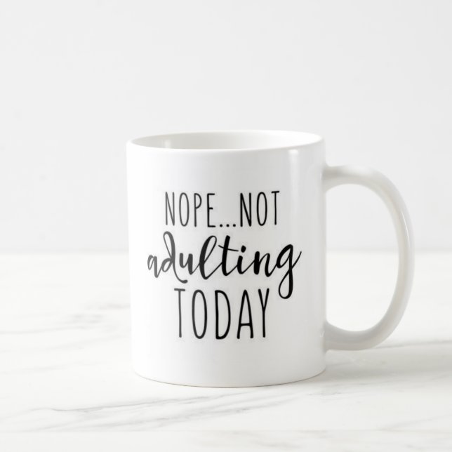 Caneca engraçada de Adulting das citações (Direita)