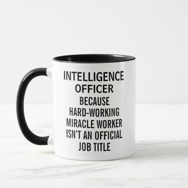 Caneca Engraçada de Oficial de Inteligência para P (Esquerda)