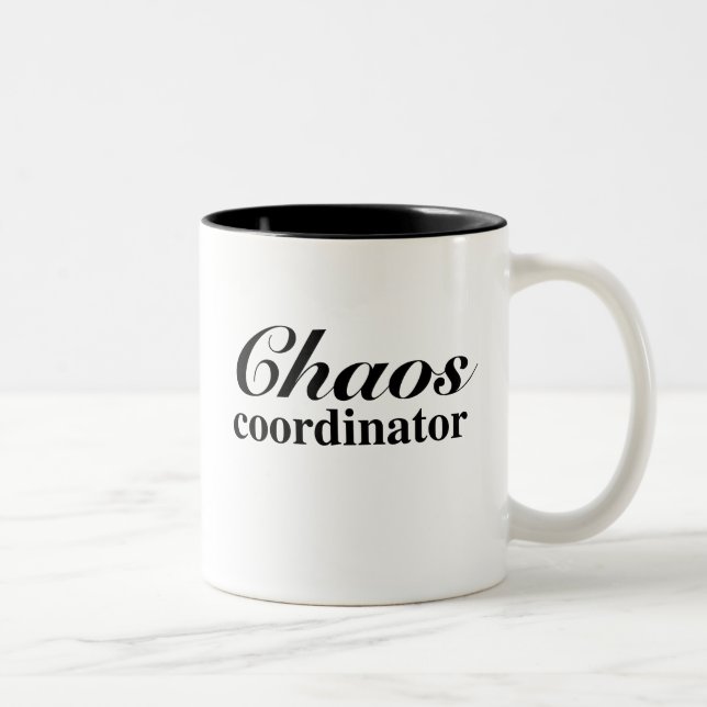 Caneca engraçada do coordenador do caos para a (Direita)