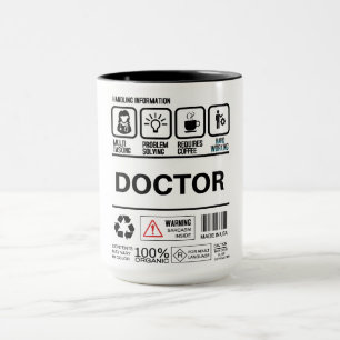 Caneca Engraçada Mulher Médica Manipulando Informações