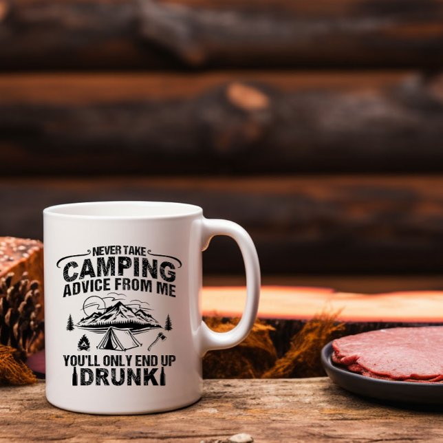 Caneca Engraçado bebendo de acampar (Criador carregado)