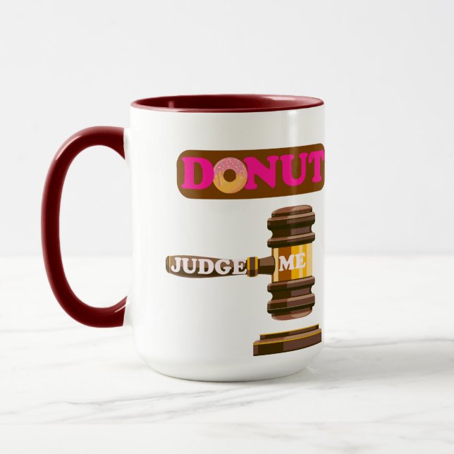 Caneca Engraçado "Rosquinha Juiz Me". (Esquerda)