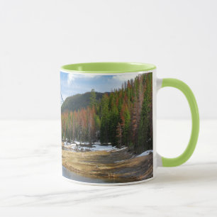 Caneca Enrolamento o Rio Colorado com montanhas e pinhos