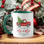 Caneca Escrita de Bruxelas Primeiro Natal Sr. Truck Green<br><div class="desc">Escova Moderna Roda Nosso Primeiro Natal como Sr. e Sra. Watercolor Vintage Red Truck com Mug de Café de Árvore de Natal - Verde e Branco</div>