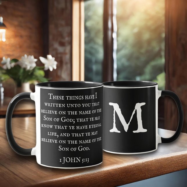 Caneca Escritura 1 John 5:13 KJV Monograma Preto (Criador carregado)