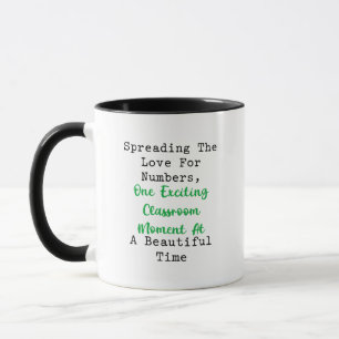 Caneca Espalhando Amor pelos Momentos em Sala de Aula de