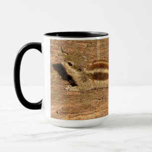 Caneca Esquilo de Palma Indiano num tronco de Árvore