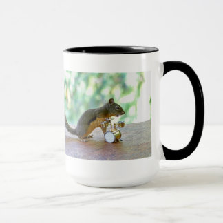 Caneca Esquilo que joga cilindros