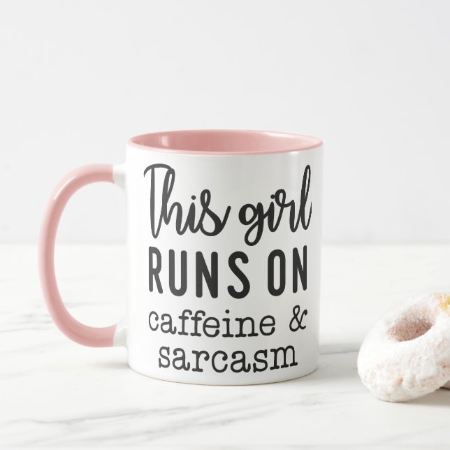 Caneca Esta Garota Funciona com Cafeína e Sarcasmo Engraç (Com Donut)