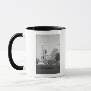 Caneca Estátua no quadrado de cidade americano B&W