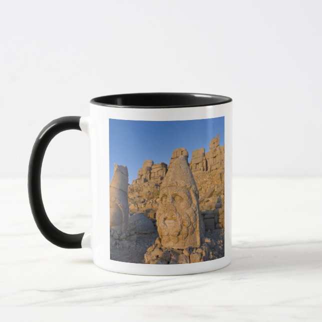 Caneca Estatuas de cabeças colossais de Deuses guardando  (Esquerda)