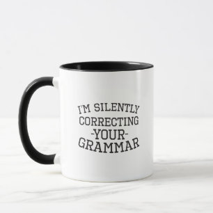Caneca Estou Corrigindo Silenciosamente Sua Gramática Eng
