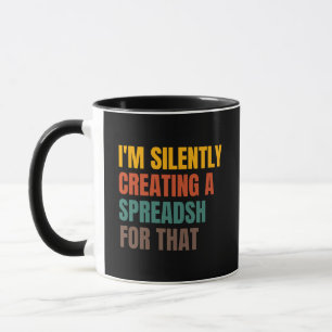 Caneca Estou silenciosamente Criando uma folha de cálculo