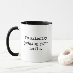 Caneca Estou Silenciosamente Julgando Suas Unhas Engraçad