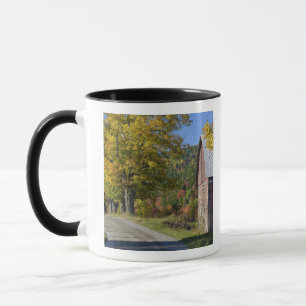 Caneca Estrada ao lado de celeiro rural clássico/fazenda