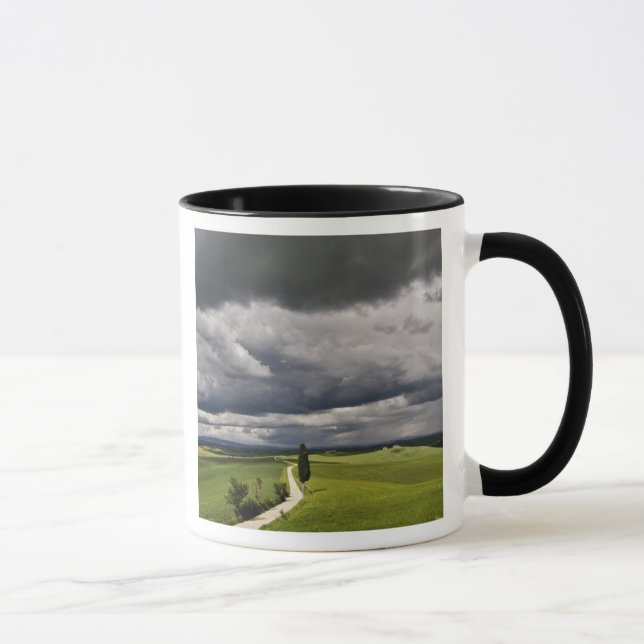 Caneca Estrada e nuvens de tempestade, região rural da To (Direita)