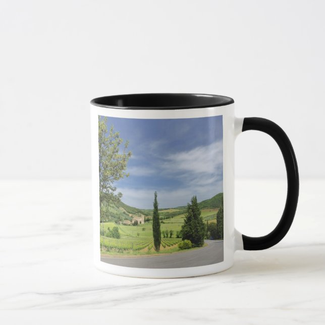 Caneca Estrada rural curvando entre ciprestes em (Direita)