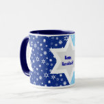 Caneca Estrela de Hanukkah de David Mug<br><div class="desc">Celebre Chanucá com esta caneca alegre e mostre orgulho em sua herança. Deixe a mensagem de Chanucá como está ou adicione sua própria mensagem para aumentar a estação. Disponível com produtos correspondentes.</div>