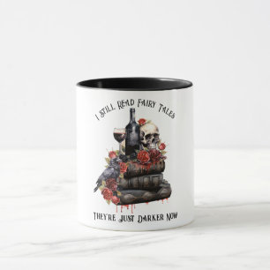 Caneca Eu Ainda Leio Contos de Fadas, Só que Agora São Ma