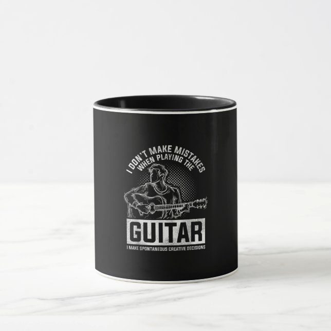 Caneca Eu não cometo erros ao tocar violão (Centro)