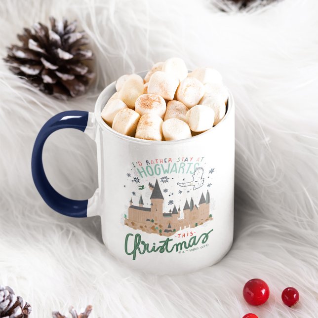 Caneca Eu Preferiria Ficar em Hogwarts neste Natal (Mug on holiday background)