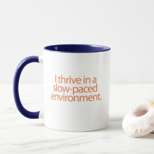 Caneca Eu prospero em um ambiente lento-passeado