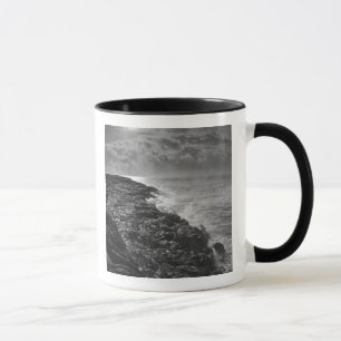 Caneca EUA. Fluxo de lava derretida no oceano ao nascer d