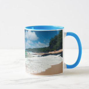 Caneca EUA, Kauai, Havaí. Uma Mulher Passeia pelas Rochas