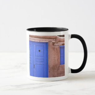 Caneca EUA, Novo México, Santa Fe. Vista da porta azul e