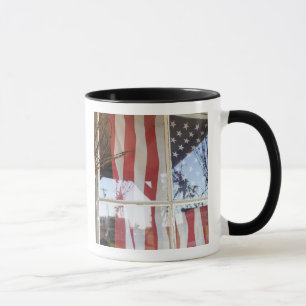 Caneca EUA, Oregon, Shaniko. Bandeira na janela ao lado
