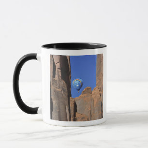 Caneca EUA, Utah, Monument Valley. Um balão de ar