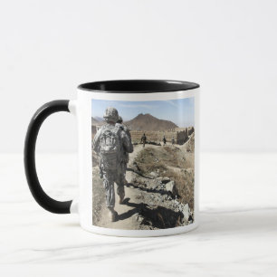 Caneca Exército nacional afegão e soldados dos E.U.