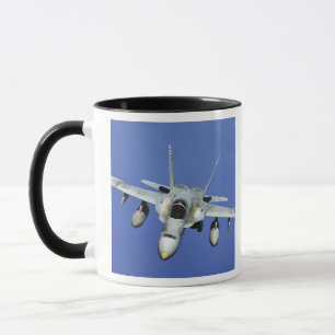 Caneca F/A-18 Hornet participa de uma missão