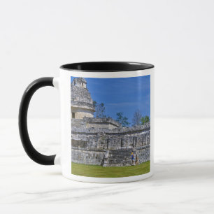 Caneca Família de turistas passa por antigo maia