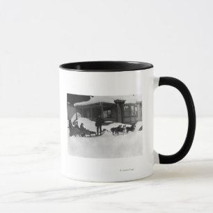Caneca Família que viaja pelo trenó do cão em Alaska