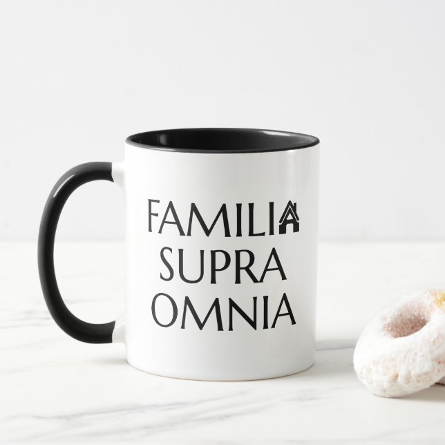 Caneca Familia Supra Omnia - Citação Latina (Com Donut)
