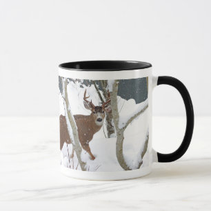 Caneca Fanfarrão dos cervos na neve no inverno