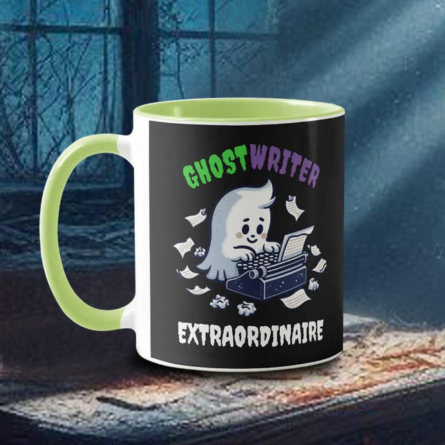 Caneca Fantasma Engraçado Escritor Fantasma (Ghost Writer on Typewriter Mug in the Moonlight on a Dusty Table Cover Photo)