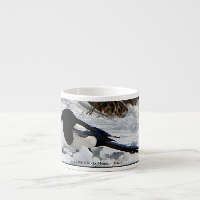 Caneca faturada preto do café do Magpie da (Frente)