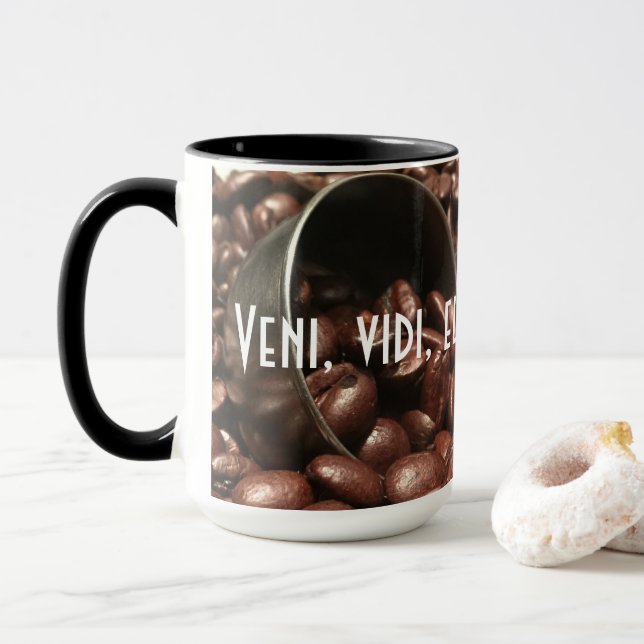 Caneca Feijões de café assados escuros e fotografia de co (Com Donut)