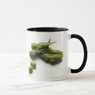 Caneca feijões verdes múltiplos do edamame com o vagem de