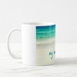 Caneca feliz do lugar da praia