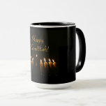 Caneca Feliz Hanukkah Menorah Candles Elegante<br><div class="desc">Feliz Hanukkah Menorah velas à luz da vela,  preto Elegante</div>