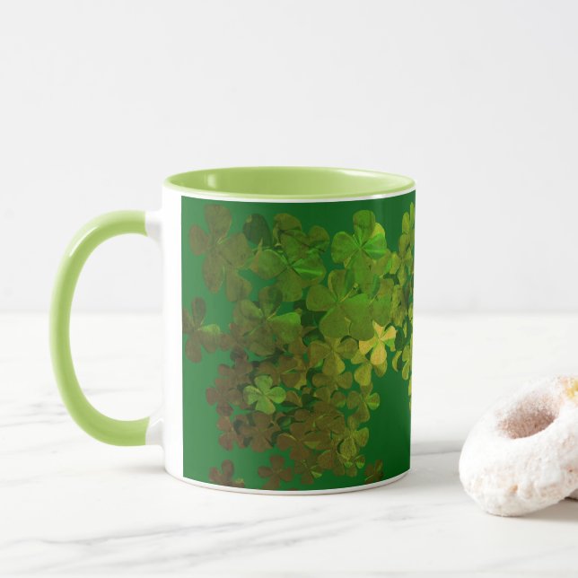 Caneca Feliz Rua. Dia de Patrick, Shamrocks irlandeses Mu (Com Donut)