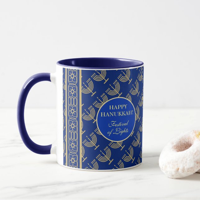 Caneca Festa de Hanukkah Menorah Dourada padrão azul (Com Donut)