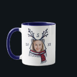 Caneca Festivo Red Xadrez Raccoon Foto Foliday<br><div class="desc">Celebrar a época mágica e festiva de férias com nossas canecas de fotos de férias de animais de inverno. Nosso design de foto de fim de semana com personagens divertidos apresenta nosso próprio personagem de guaxinim desenhado à mão com cachecol vermelho e azul xadrez. O rosto do guaxinim está cortado...</div>