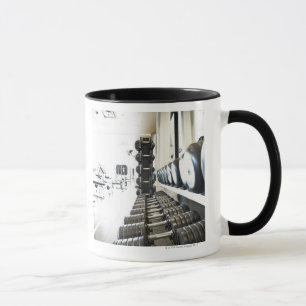 Caneca Fileira de pesos livres no primeiro plano e no