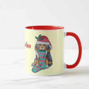Caneca filhote de cachorro preto e marrom bonito com meia